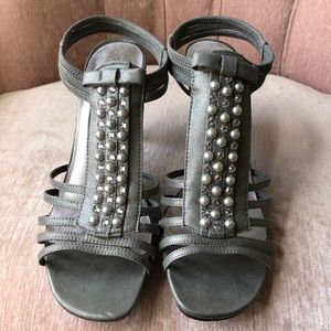 Beautiful New York Transit sandal, grayish shimmer